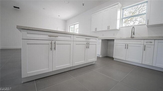 Photo - 744 Clancy St E