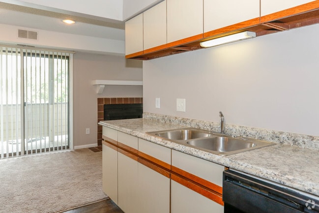 2BR, 1BA - 956 SF - Hickory