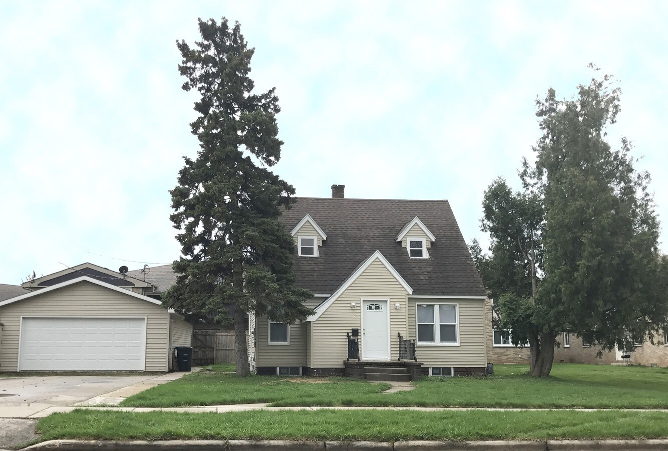 Photo - 430-450 W Calumet St