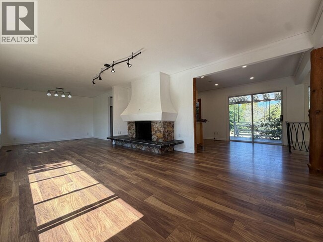 1009 Walalee Dr