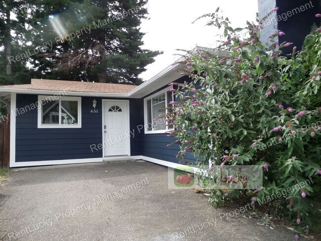 Building Photo - Super-Cute 3-Bedroom House in Fantastic Re...