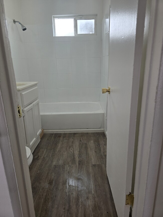 Bathroom - 10210 S Main St Unit 10210 S Main st