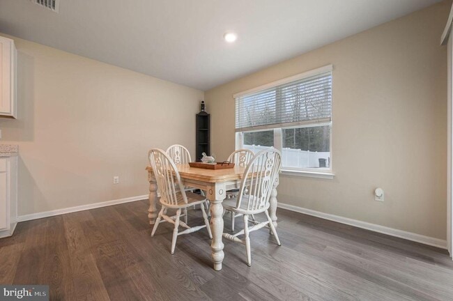 Photo - 504 Currant Cir