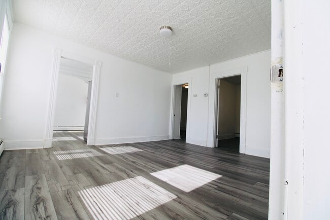 Building Photo - 61 N Leonard St Unit 2 Rental