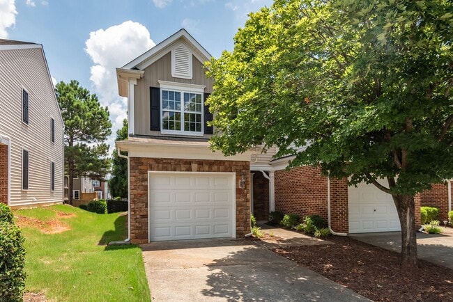 Building Photo - Fantastic end unit townhome: Available July 10th
