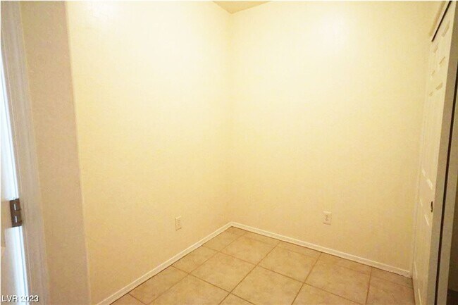 Photo - SHOWINGS AVAILABLE NOW Unidad 2063