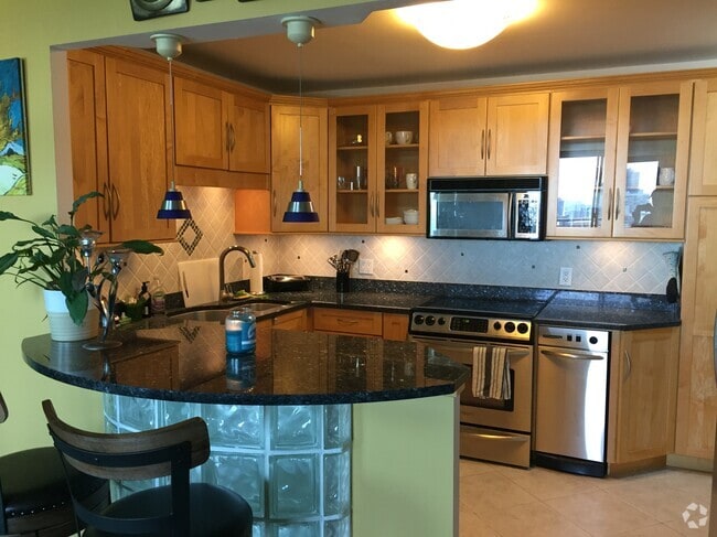 Building Photo - 6007 N Sheridan Rd Unit 32C Rental