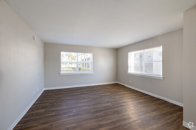 3BR, 1BA - 792SF - Living Room