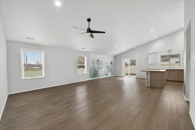 Photo - 878 W Jasper St