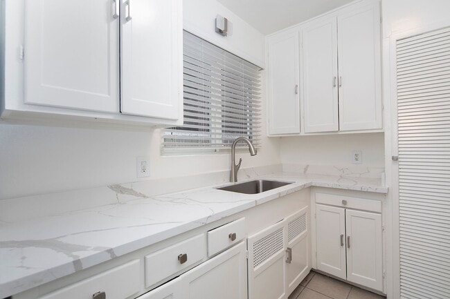 Photo - 2 WEEKS FREE!!! Charming One Bedroom In Po... Unit 3040