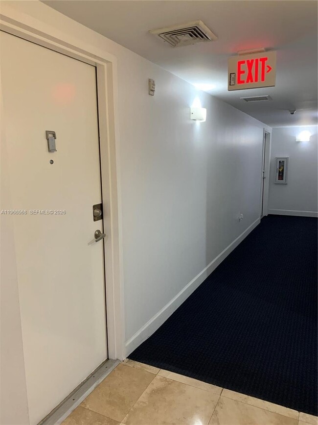 Building Photo - 1401 SW 22nd St Unit 903