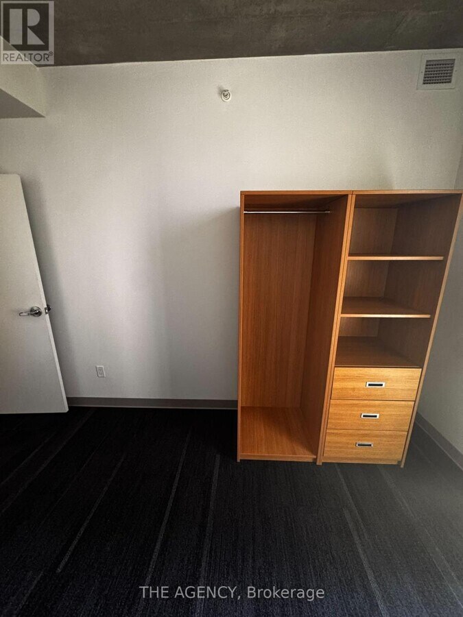 Photo - 253 College St