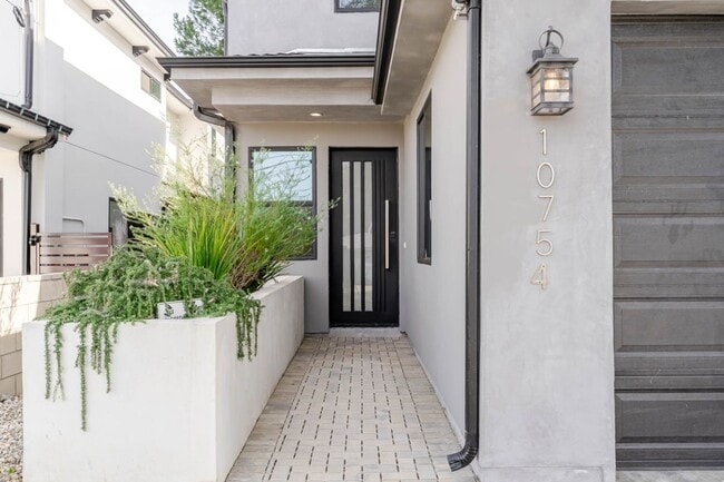 Photo - 10754 Nassau Ave