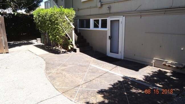 Building Photo - 98500H Unit 98502H (downstairs)