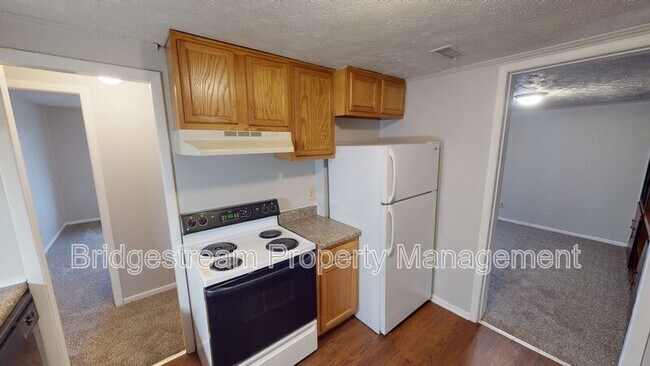 Photo - 852 Randler Ave