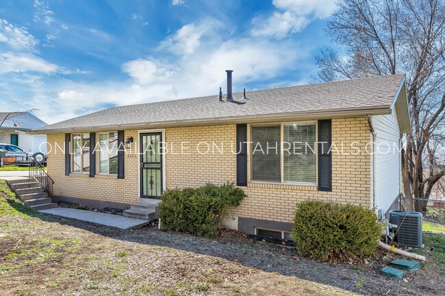 Photo - 2066 Park St
