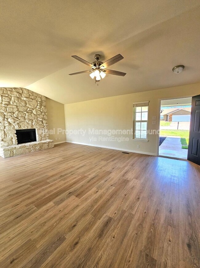 Photo - 1611 N Hickory Ave