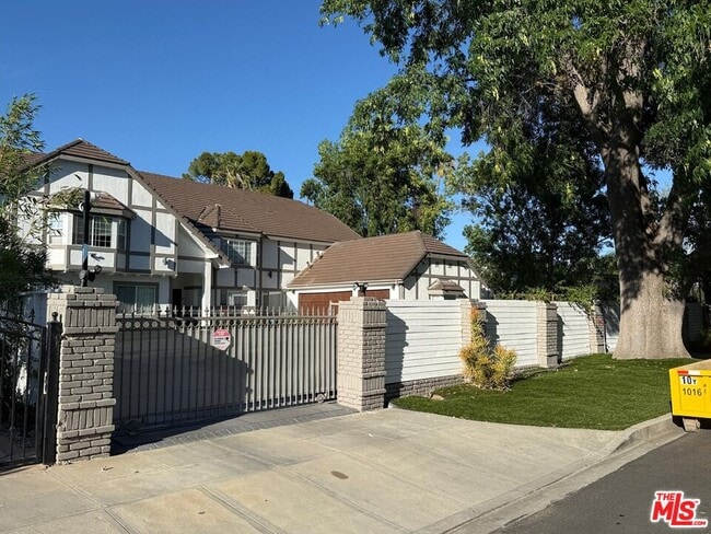 Photo - 17153 Rayen St
