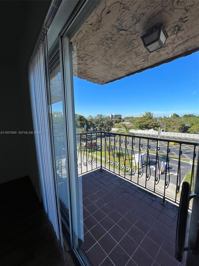 Photo - 2500 SW 6th St Unidad 503