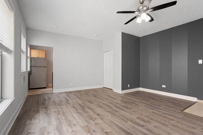 Photo - 4520 N Clarendon Ave Unidad 909