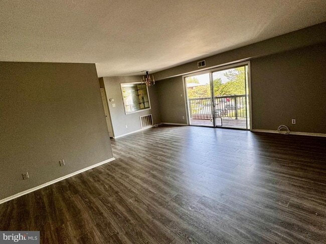 Building Photo - 212 Locust St SE Unit 111