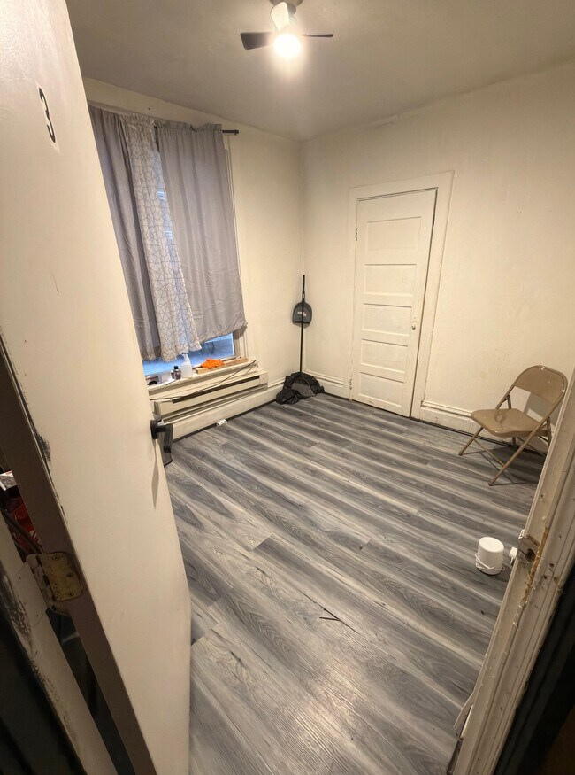 316 N 2nd St Unidad Room 3