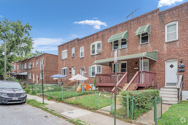 Building Photo - 1340 Pontiac Ave Unit B- second floor Rental