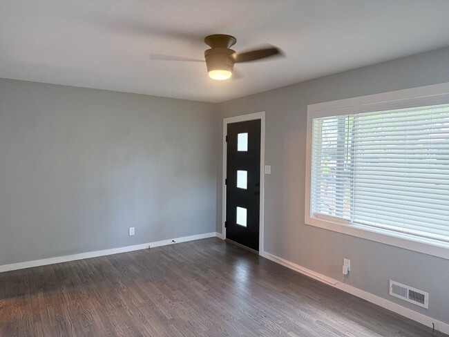 Photo - 1141 E Madison St