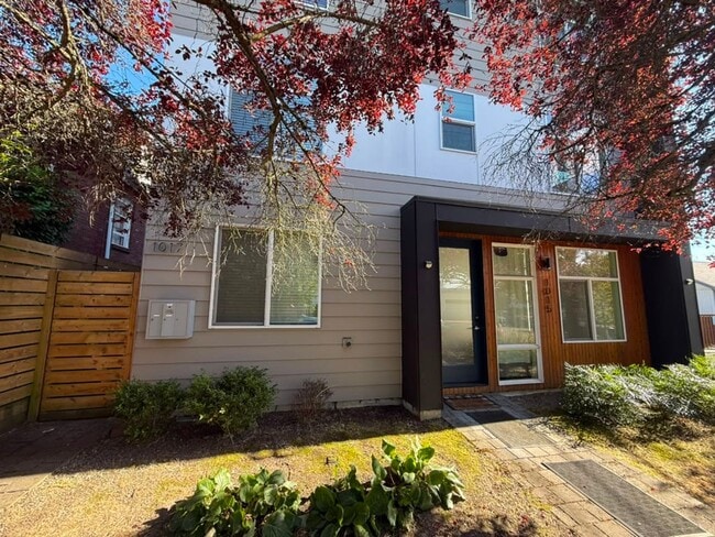 Photo - Fully Furnished - 9 Bed 3 Bath U-District Home!