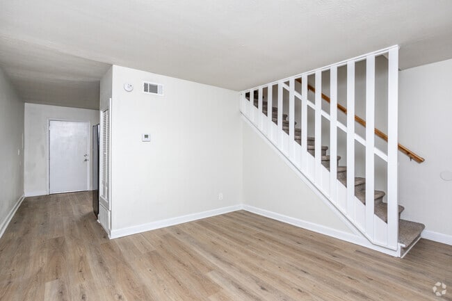 2BR, 1BA - 980SF - Living Room/Dining Room