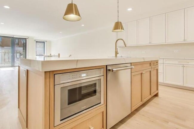 Photo - 4 bedroom in Chicago IL 60625 Unidad 1N