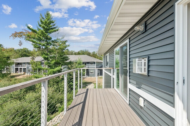 2BR, 2BA - 1,088SF - Balcony