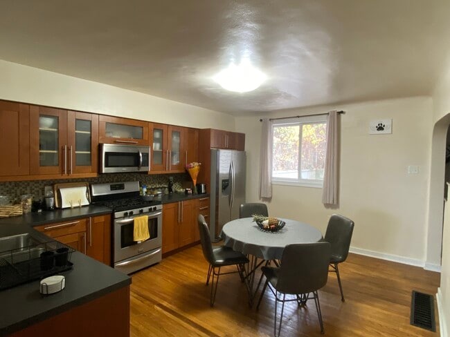 Photo - 2512 Burham St