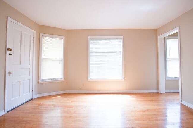 Photo - 8/1-$1745 – 3 BR with Laundry, Upper Flat Close to Lakefront and UWM - 2431 N Farwell Unit 2431-Upper