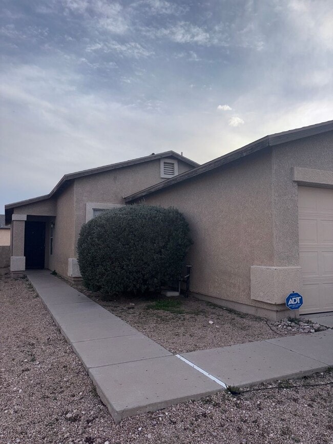 Building Photo - Charming 3/2 SFR Home