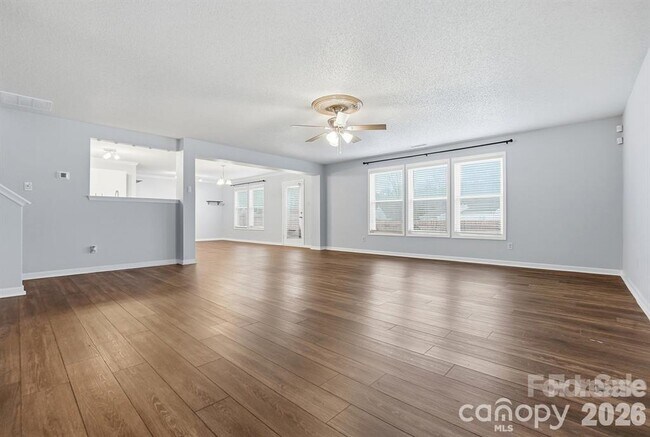 Photo - 910 Torsion Lane