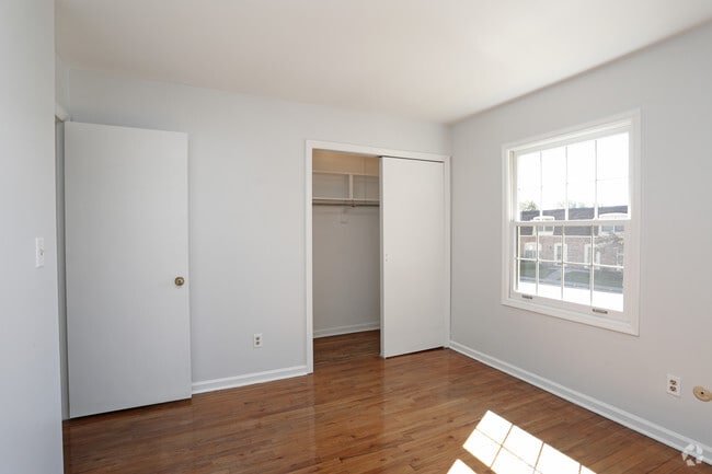 2BR / 1 Bath - Bedroom