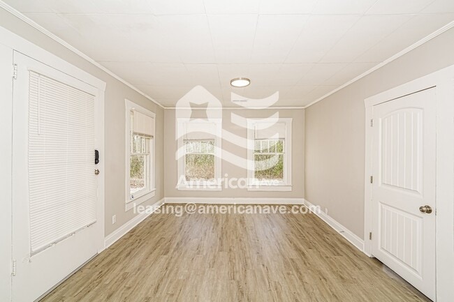 Photo - 917 School Terrace