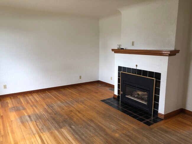 Photo - 735 NW Gary St