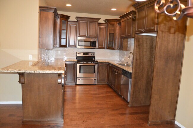 "Charming 3-Bed + Loft and 2 car garage Townhouse with Granite Elegance in Vancouver!"
