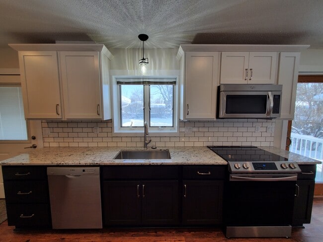 Photo - 2861 Longfellow Rd N