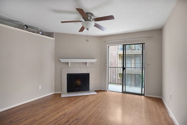 Building Photo - 2121 Hepburn St Unit 613