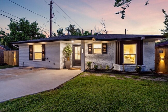Building Photo - 3138 Sunbeam St