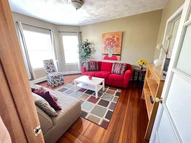Muebles incluidos: Sala de estar - 558 Washington St Unidad FURNISHED and NO FEE Rental