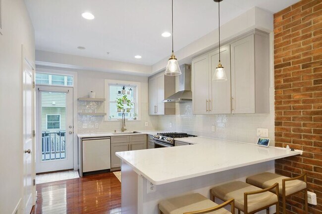 Building Photo - 604 Regent Pl NE