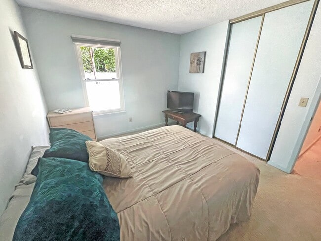 Photo - 1121 Oakcrest Dr
