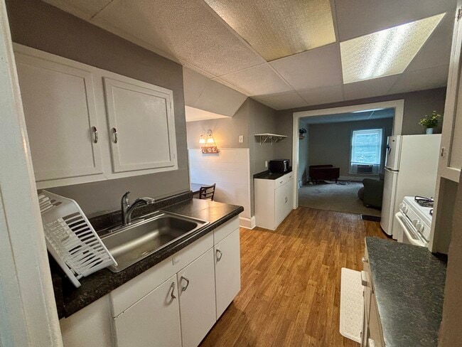Kitchen and eating area - 606 Dewey Ave Unit 3