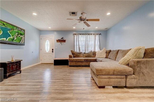 Photo - 551 Golden Gate Blvd W