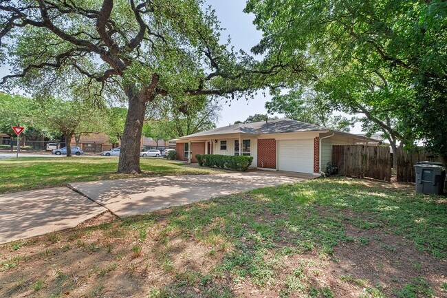 Photo - 3 Bedroom, 2 Bath Duplex Conveniently Loca...