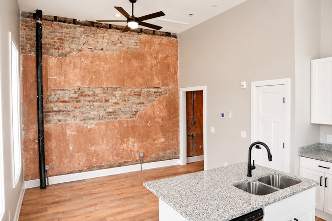 Building Photo - 128 N Water Ave Unit C